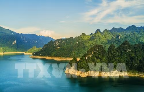 Những dãy núi chạy dài ra phía sông Gâm như những con rồng lao mình ra phái biển. Khung cảnh được ví như Hạ Long trên cạn của Hồ Na Hang thực sự khiến cho du khách bị mê hoặc bởi cảnh quan sông núi, rừng nguyên sinh huyền ảo và thơ mộng. Ảnh: Trọng Đạt – TTXVN