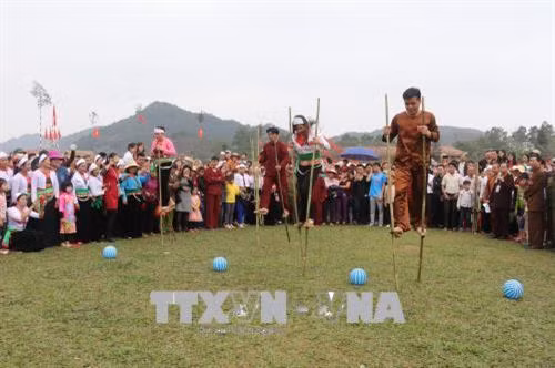Trò chơi đi cà kheo đá bóng thu hút đông đảo người xem. Ảnh: Ninh Đức Phương - TTXVN