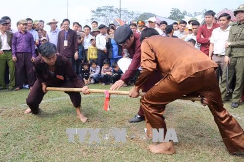 Trò chơi đẩy gậy đòi hỏi phải có sức khỏe hơn người. Ảnh: Ninh Đức Phương - TTXVN