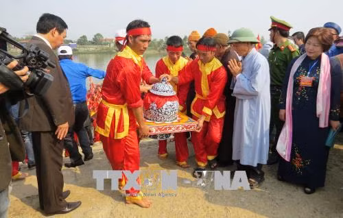 Lễ rước nước tắm cho Phật một nét độc đáo đầy ấn tượng tại lễ hội chùa Hoằng Phúc. Ảnh: Võ Dung-TTXVN