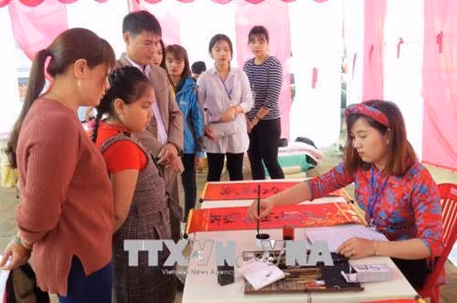 Cho chữ - một hoạt động ý nghĩa tại lễ hội chùa Hoằng Phúc năm 2018. Ảnh: Võ Dung-TTXVN