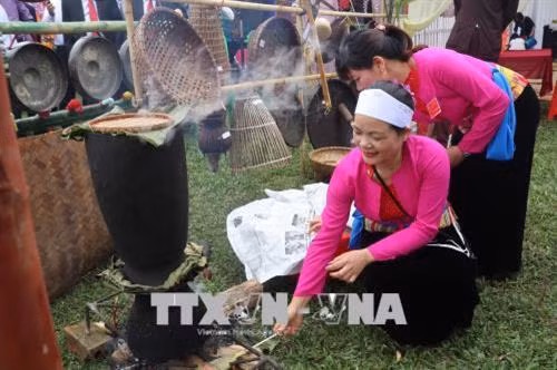 Đồ xôi củ mài là một hoạt động không thể thiếu trong ngày hội. Ảnh: Ninh Đức Phương - TTXVN