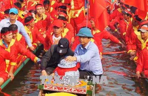 Lễ rước nước tắm cho Phật một nét độc đáo đầy ấn tượng tại lễ hội chùa Hoằng Phúc. Ảnh: Võ Dung-TTXVN