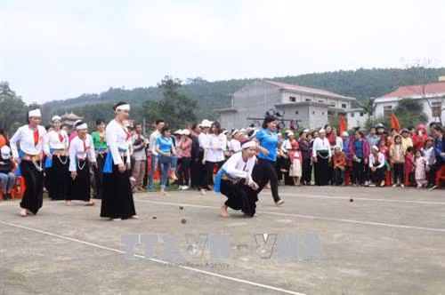 Trò chơi đánh mảng đòi hỏi phải có sự khéo léo. Ảnh: Ninh Đức Phương - TTXVN