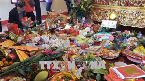 Đồ lễ bày lộn xộn tại Phủ Tây Hồ (Hà Nội). Ảnh: Đinh Thuận- TTXVN