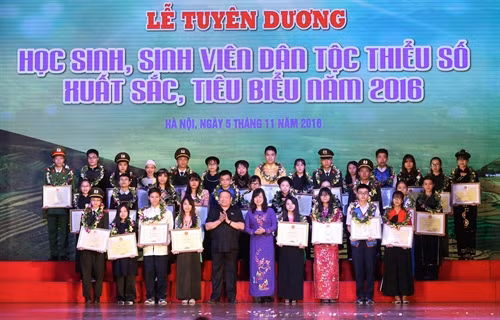 Các học sinh, sinh viên dân tộc thiểu số xuất sắc, tiêu biểu năm 2016 được tuyên dương.