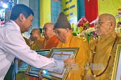 Ông Huỳnh Cách Mạng, Phó Chủ tịch UBND Thành phố Hồ Chí Minh trao Bằng khen của Chủ tịch UBND Thành phố cho các Chư tôn giáo phẩm Giáo hội Phật giáo Việt Nam Thành phố Hồ Chí Minh có thành tích đóng góp tích cực trong các hoạt động từ thiện xã hội trong nhiều năm. Ảnh: Thế Anh-TTXVN