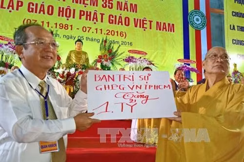 Hòa thượng Thích Thiện Tánh (phải), Phó Trưởng Ban thường trực Ban trị sự Giáo hội Phật giáo Việt Nam Thành phố Hồ Chí Minh trao bảng tượng trưng 1 tỷ đồng cho ông Nguyễn Hoàng Năng, Chủ tịch Ủy ban Mặt trận Tổ quốc Việt Nam Thành phố Hồ Chí Minh, ủng hộ Quỹ “Vì người nghèo” của thành phố. Ảnh: Thế Anh-TTXVN