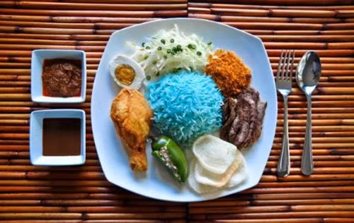 Ẩm thực của Kota Bharu nức tiếng vì sở hữu nhiều món truyền thống độc đáo, thường được nêm thêm đường, sốt ớt cay và có tôm. Đến đây người ta thường thưởng thức món Nasi Kebaru, cơm có màu xanh lam vì được nấu với cánh hoa đậu biếc ăn kèm với tôm, thịt bò, gà, mực. Ngoài ra bạn cũng có thể thử món Trung, món Ấn tại các nhà hàng hay các điểm ăn uống bình dân.