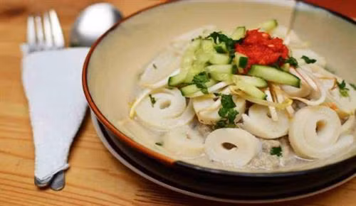 Chi phí ăn uống và dịch vụ ở đây khá rẻ, với rất nhiều đặc sản địa phương, hoặc món gốc Ấn, gốc Hoa. Đừng quên thưởng thức món chả cá chiên Keropok Lekor trứ danh, hoặc Laksam khá hấp dẫn - món mì ống làm bằng bột gạo và bột mì hấp lên, ăn với cá luộc xay nhuyễn, sau đó trộn với nước dừa.