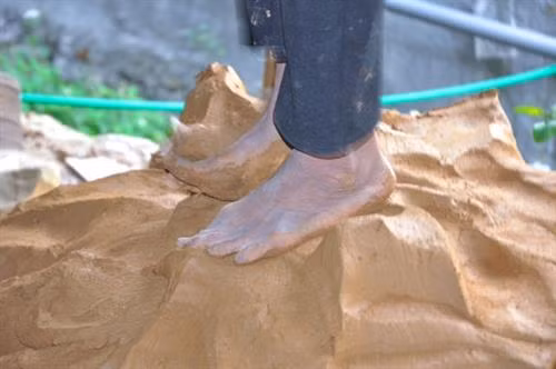 Đất để làm ngói được dẫm sao cho đều và dẻo quánh.