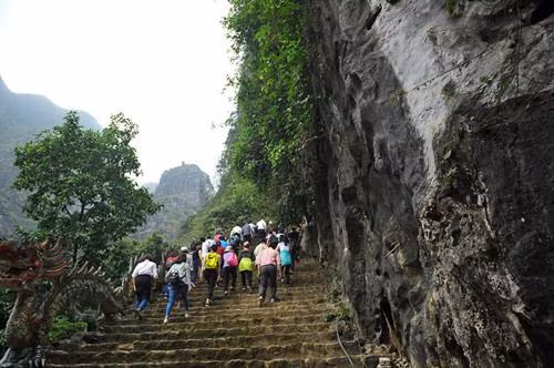 Đường dẫn lên đỉnh núi Múa là những bậc thang nối nhau giống như Vạn Lý Tường Thành . Ảnh: Minh Đức - TTXVN