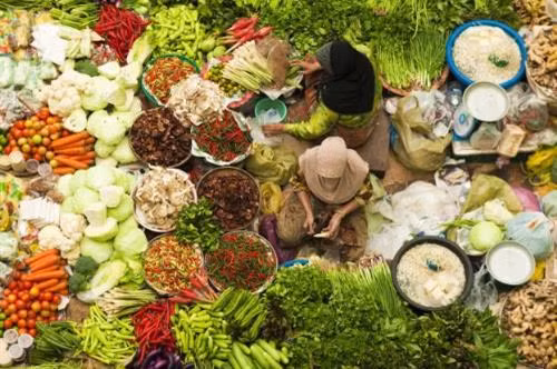 Điểm đến nổi bật của Kota Bharu phải kể đến là chợ trung tâm Siti Khadijah. Nơi này bán đủ các loại mặt hàng tươi sống từ gạo, trái cây, rau củ, thịt; đến các loại gia vị, mặt hàng thủ công mỹ nghệ hay quần áo… hoạt động nhộn nhịp suốt đêm ngày. Kota Bharu cũng nổi tiếng là nơi lý tưởng để mua sắm với hàng hóa đa dạng và giá cả không hề đắt đỏ.