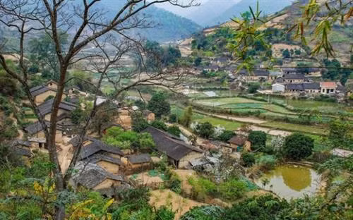 Những ngôi nhà được lợp mái ngói âm dương của đồng bào Tày, Nùng ở Lạng Sơn.