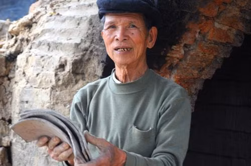Ông Hoàng Công Ngọc - người gắn bó 60 năm với nghề làm ngói âm dương.