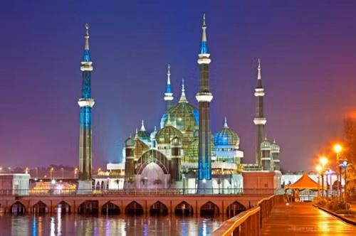 Thánh đường Hồi giáo Crystal (Masjid Kristal) là một trong những địa chỉ nổi tiếng của Kuala Terennganu. Tọa lạc tại công viên Hồi Giáo Islamic Heritage Park, thánh đường nằm trên một hồ nước trong vắt, bề ngoài bao phủ bởi thép, kính trong suốt và pha lê, nổi tiếng thế giới bởi vẻ đẹp rạng rỡ, nguy nga tráng lệ.
