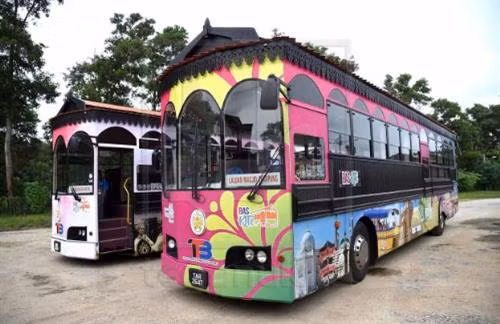 Tuy đẩy mạnh các hoạt động khai thác dầu và ga ngoài khơi,Terengganu không có dáng vẻ hối hả thường thấy của các đô thị công nghiệp. Xe bus Cas Ligas, giá chỉ khoảng 1 – 2 Ringgit Malaysia một lượt (gần 6.000 - 12.000 đồng) là phương tiện di chuyển lý tưởng để tham quan hầu hết các địa điểm trong thành phố.