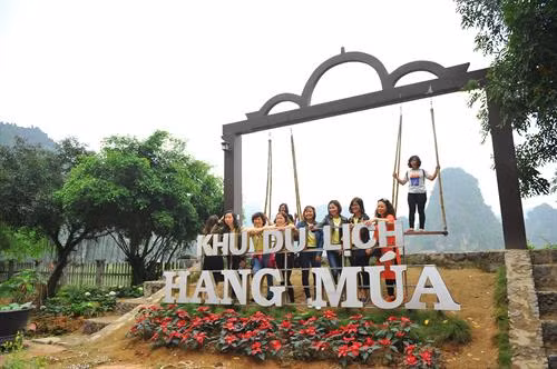 Du khách tham quan Hang Múa. Ảnh: Minh Đức - TTXVN