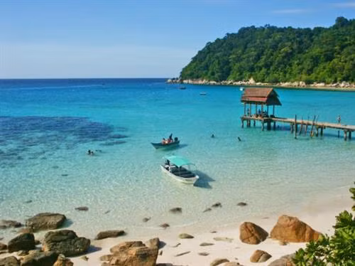 Đặc sản của Kuala Terengganu là du lịch biển đảo, với hòn đảo nổi tiếng Redang thu hút du khách đến ngắm những đàn cá lội sát bờ, trải nghiệm lặn biển bằng bình oxi hay ống thở, ngắm thế giới sinh vật biển rực rỡ sắc màu và những chú rùa biển to lớn. Nơi đây còn có nhiều vùng rừng nhiệt đới phong phú các loài động thực vật tiêu biểu của Malaysia lý tưởng cho phượt thủ trekking các cung đường rừng.
