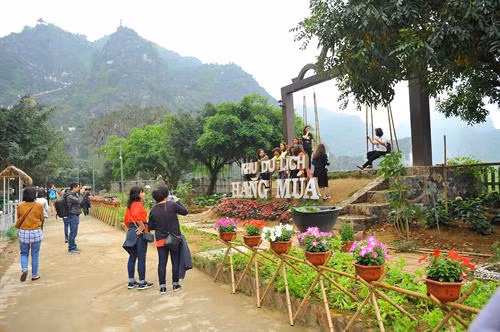 Du khách tham quan Hang Múa. Ảnh: Minh Đức - TTXVN