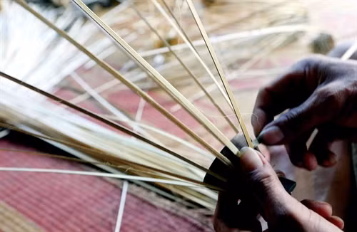 Đan rọ tôm ở xã Phan Thanh.