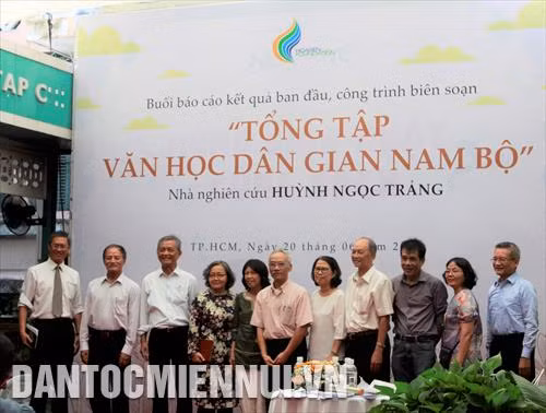 Nhà nghiên cứu Huỳnh Ngọc Trảng chụp ảnh kỷ niệm cùng các khách mời tham gia chương trình tại buổi báo cáo kết quả ban đầu công trình biên soạn dự án "Tổng hợp văn học dân gian Nam bộ". Ảnh:Yến Thanh/DT&MN