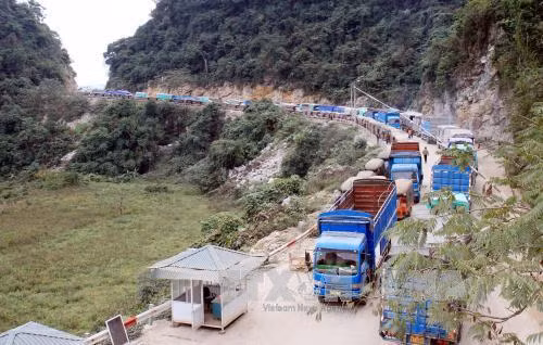 Các phương tiện vận vải xuất khẩu hàng qua biên giới tại cửa khẩu Nà Nưa, tỉnh Lạng Sơn. Ảnh: Thái Thuần-TTXVN