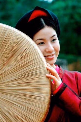 Phụ nữ Việt làm duyên bên nón ba tầm.