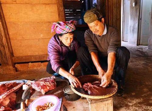 Người Hà Nhì mổ lợn ăn tết nhìn thấy lá gan màu sắc tươi tốt, mật lợn phải căng đầy thì năm đó chăn nuôi mới phát triển, anh em con cháu sẽ vui vẻ thuận hòa. Ảnh: Phan Tuấn Anh - TTXVN