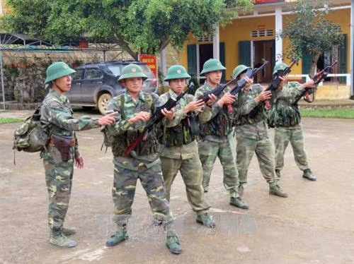 Đội vũ trang Đồn biên phòng Ga Ry kiểm tra vũ khí trước khi tuần tra đường biên giới. Ảnh: Đỗ Trưởng – TTXVN