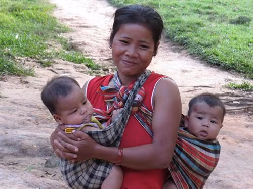 Chị Y Nang và 2 đứa con ở bản Cà Roòng 1.