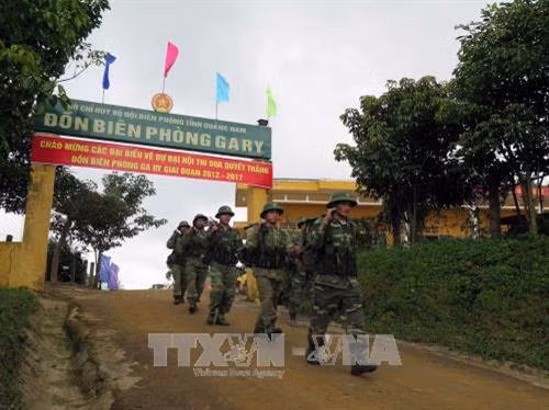 Đội vũ trang Đồn biên phòng Ga Ry tuần tra đường biên giới. Ảnh: Đỗ Trưởng – TTXVN