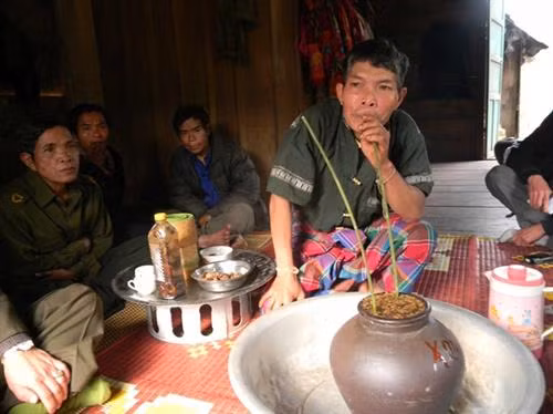 Người Ma Coong uống rượu cần với khách quý.