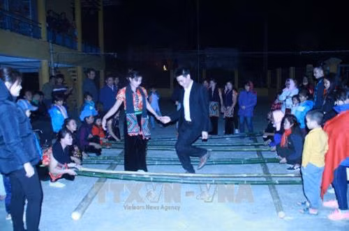Du khách nhảy sạp cùng bà con bản Pa Búa, xã Trung Sơn, huyện Quan Hóa. Ảnh: Khiếu Tư - TTXVN
