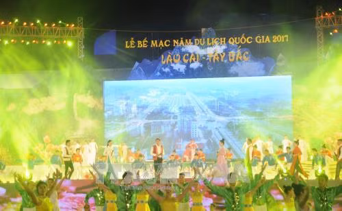 Chương trình biểu diễn nghệ thuật đặc sắc với chủ đề "Phải lòng Tây Bắc" do 600 nghệ sỹ, diễn viên trung ương và địa phương biểu diễn. Ảnh: Hương Thu-TTXVN