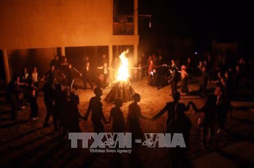 Du khách tham gia đốt lửa trại cùng bà con bản Pa Búa, xã Trung Sơn, huyện Quan Hóa. Ảnh: Khiếu Tư - TTXVN