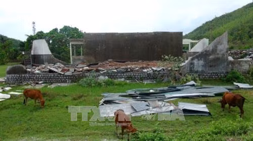 Riêng tỉnh Khánh Hòa có hơn 2.800 căn nhà bị sập, hàng chục nghìn căn nhà bị hư hỏng nặng do ảnh bão số 12 Ảnh: Nguyên Lý-TTXVN