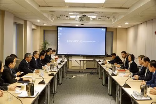 Đoàn đại biểu cấp cao Thành phố Hồ Chí Minh trao đổi với các học giả, nhà nghiên cứu thuộc chương trình các thành phố toàn cầu của Viện Brookings. Ảnh: Hoàng Anh Tuấn