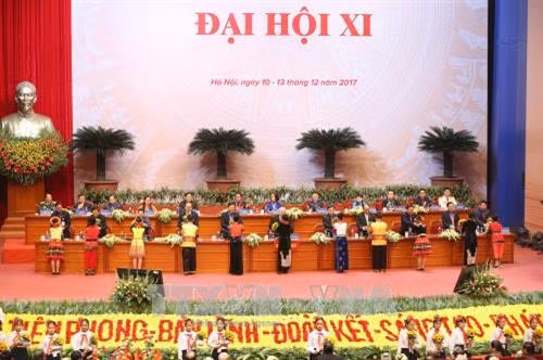 Các cháu thiếu nhi Thủ đô tặng hoa chúc mừng lãnh đạo Đảng, Nhà nước dự Đại hội. Ảnh: TTXVN