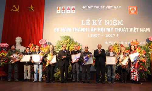 Đại diện Ban chấp hành Trung ương Hội mỹ thuật Việt Nam trao bằng khen cho các hoạ sĩ có thành tích xuất sắc góp phần xây dựng Hội mỹ thuật Việt Nam. Ảnh: Thành Đạt – TTXVN