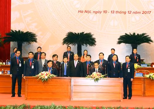 Thủ tướng Nguyễn Xuân Phúc chứng kiến lễ ký Nghị quyết liên tịch về Quy chế phối hợp giữa Chính phủ với Ban Chấp hành Trung ương Đoàn Thanh niên Cộng sản Hồ Chí Minh giai đoạn 2017-2022. Ảnh: TTXVN
