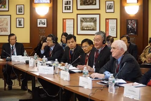 Các giáo sư của Trường Đại học Harvard Kennedy trao đổi tại buổi toạ đàm. Ảnh: Hoàng Anh Tuấn – TTXVN