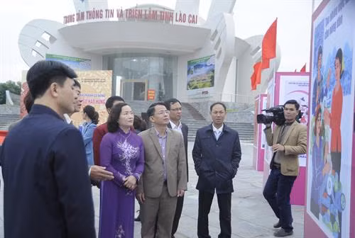 Các đại biểu tham quan triển lãm. Ảnh: Hương Thu-TTXVN