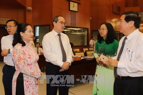 Đồng chí Nguyễn Thiện Nhân, Ủy viên Bộ Chính trị, Bí thư Thành uỷ Thành phố Hồ Chí Minh với các đại biểu dự hội nghị. Ảnh: Thanh Vũ-TTXVN