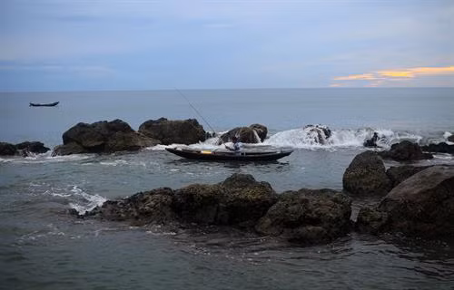 Bãi biển Hàm Rồng có phong cảnh đẹp như tranh thủy mạc