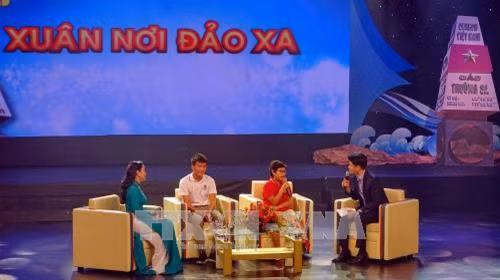 Giao lưu với các con em ngư dân có hoàn cảnh khó khăn sinh sống ở huyện đảo Lý Sơn (tỉnh Quảng Ngãi) và huyện đảo Trường Sa, được CLB tạo điều kiện hỗ trợ đi học từ lớp 6 đến hết lớp 12 ở Thành phố Hồ Chí Minh. Ảnh: Thế Anh-TTXVN