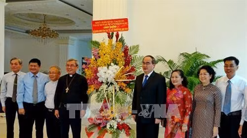 Bí thư Thành ủy Thành phố Hồ Chí Minh Nguyễn Thiện Nhân cùng đoàn công tác đến thăm và chúc mừng các chức sắc tại Văn phòng Giám mục Việt Nam. Ảnh: Thế Anh-TTXVN