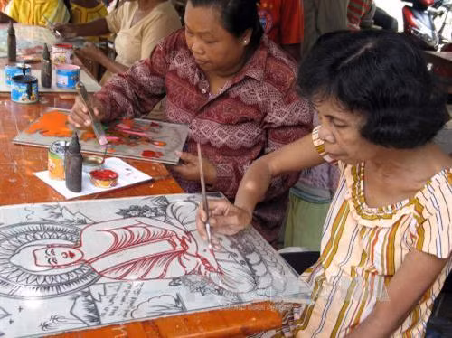 Nghề vẽ tranh trên kính ở xã Phú Tân, huyện Châu Thành, tỉnh Sóc Trang. Ảnh Trung Hiếu-TTXVN