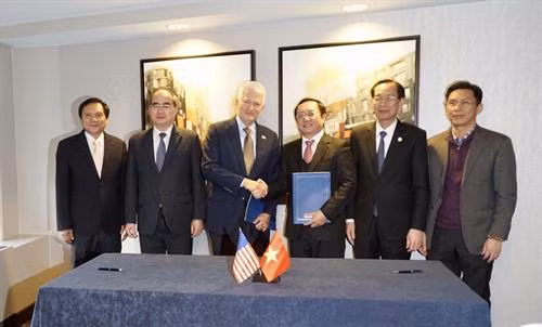 Phó Giáo sư, Tiến sỹ Huỳnh Thành Đạt, Giám đốc Đại học Quốc gia Thành phố Hồ Chí Minh và Giáo sư Gene Block, Hiệu trưởng Đại học Califoria, Los Angeles (Hoa Kỳ) ký kết biên bản ghi nhớ hợp tác. Ảnh: Hoàng Anh Tuấn