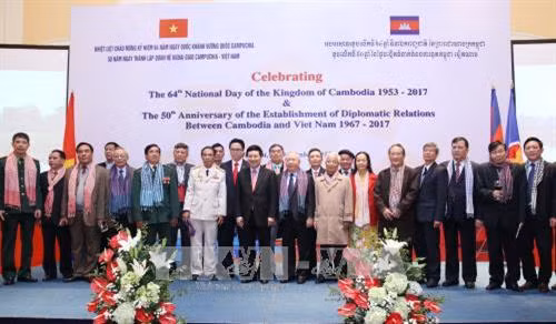 Phó Thủ tướng, Bộ trưởng Ngoại giao Phạm Bình Minh chụp ảnh chung với các đại biểu tham dự tiệc chiêu đãi. Ảnh: TTXVN